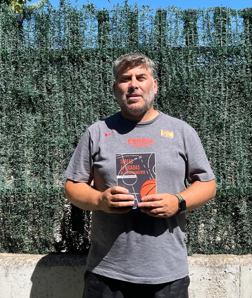 Óscar, Rubén y José Antonio han comenzado la temporada en el <a href="/cblaflecha/">Baloncesto la Flecha</a> con un libro nuevo para sus entrenamientos 🏀

¡Gracias y suerte a todos los equipos del club!