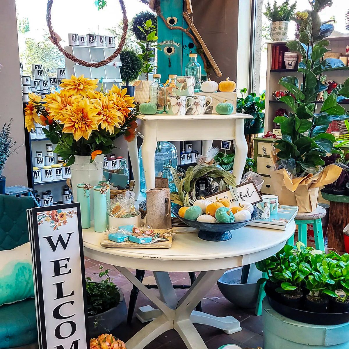 We’re FALLing for @MRFlorals seasonal shop in Maple Ridge, BC., Canada! Who else starts with flowers in their fall decor?