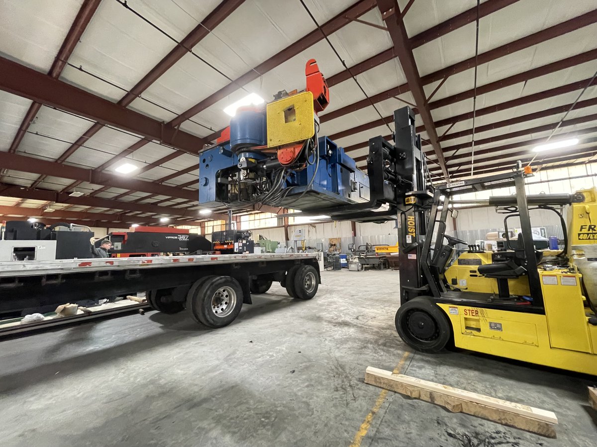 VIVS_finance's tweet photo. Loaded out this 30,000 lb, 36 ft long Schwarze-Wirtz CNC Tube Bender today. #machinery #machine #heavymachinery #tubebender #heavyequipment https://t.co/pq75sgUYP1