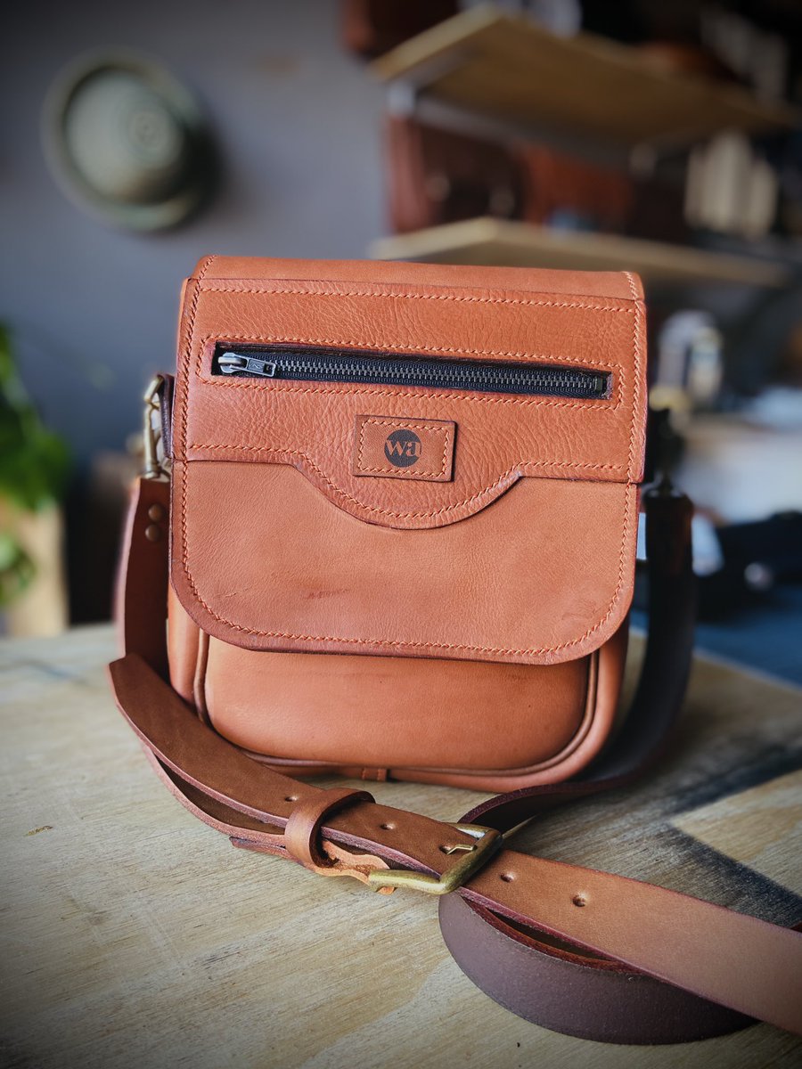 WynesA_'s tweet photo. Linda Side Bag 🧡 

#wynesaccessories #handcrafted #sidebag #custommade https://t.co/js3TYaYHtH