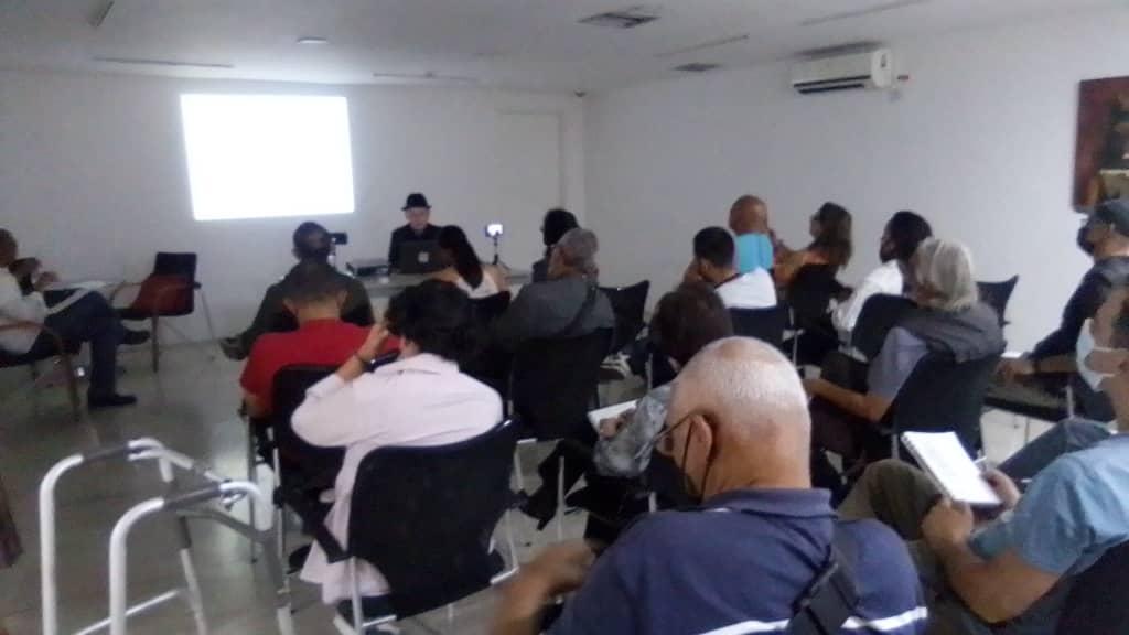 Edcruzideas's tweet photo. #ciudaduniversitariadeccs
Con un público a casa llena, hoy en Iartes,  transcurrió  el conversatorio sobre "Carlos Raúl Villanueva y el Proyecto de Síntesis de las Artes". Interesantes aspectos sobre su obra pude compartir gratamente con los asistentes al mismo.
#villanuevaucv https://t.co/nm3LCRWVR4