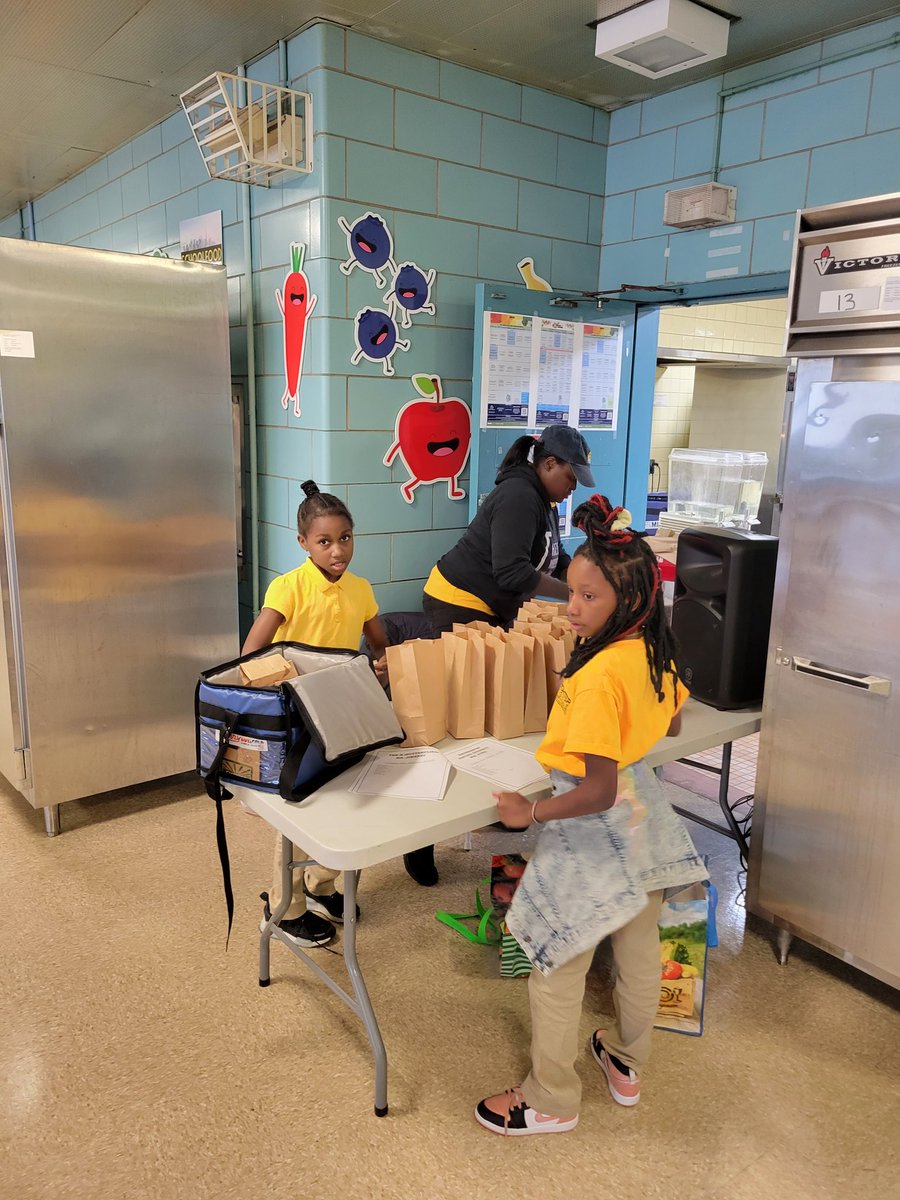 HeyBccs's tweet image. You gotta be in it to win it! Our BCCS scholars celebrated their 100% September attendance with popcorn, music &amp;amp; dancing. We encourage all of our families to strive for this benchmark! @CommunitySupt16 @D16LEADS @NequanMclean @stefanizinerman @OsseChi @NYCSchoolsOSYD #welovebccs