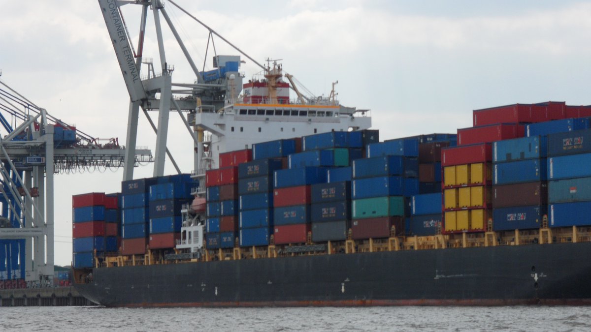 ProfPaulWelfens's tweet photo. #ZDFheute: MegaDirektinvestor in Sachen Häfen weltweit ist Singapur. Jetzt möchte Ch. Shipping Firma Cosco 35% Anteil an 1 Pier #HamburgerHafengesellschaft erwerben - im #ZDF ist das #NoGo. Zu gr. Abhängigkeit von China? Absurde Sätze d. Peking-Kor. Zurück zur geschl. Wirtschaft? https://t.co/7njHOc1gDy