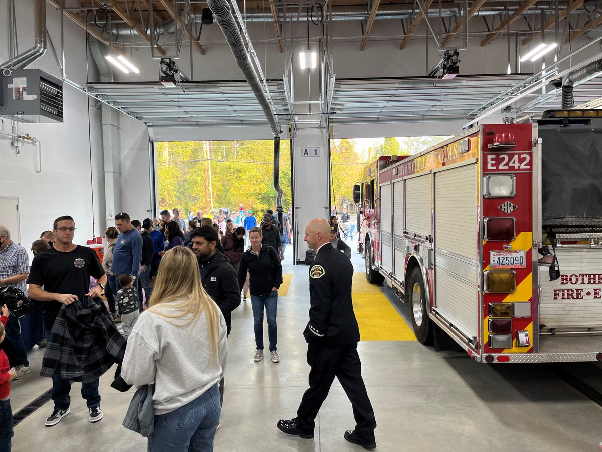 OACservicesinc's tweet photo. Last week, we kicked off Fire Prevention Week right by celebrating @CityofBothell's Station 45 opening!
We had a great time meeting our local firefighters, touring the new Station 45, and viewing live demonstrations! #BuiltWithOAC #FireStation #OACEverett https://t.co/ENqGLbQwxw