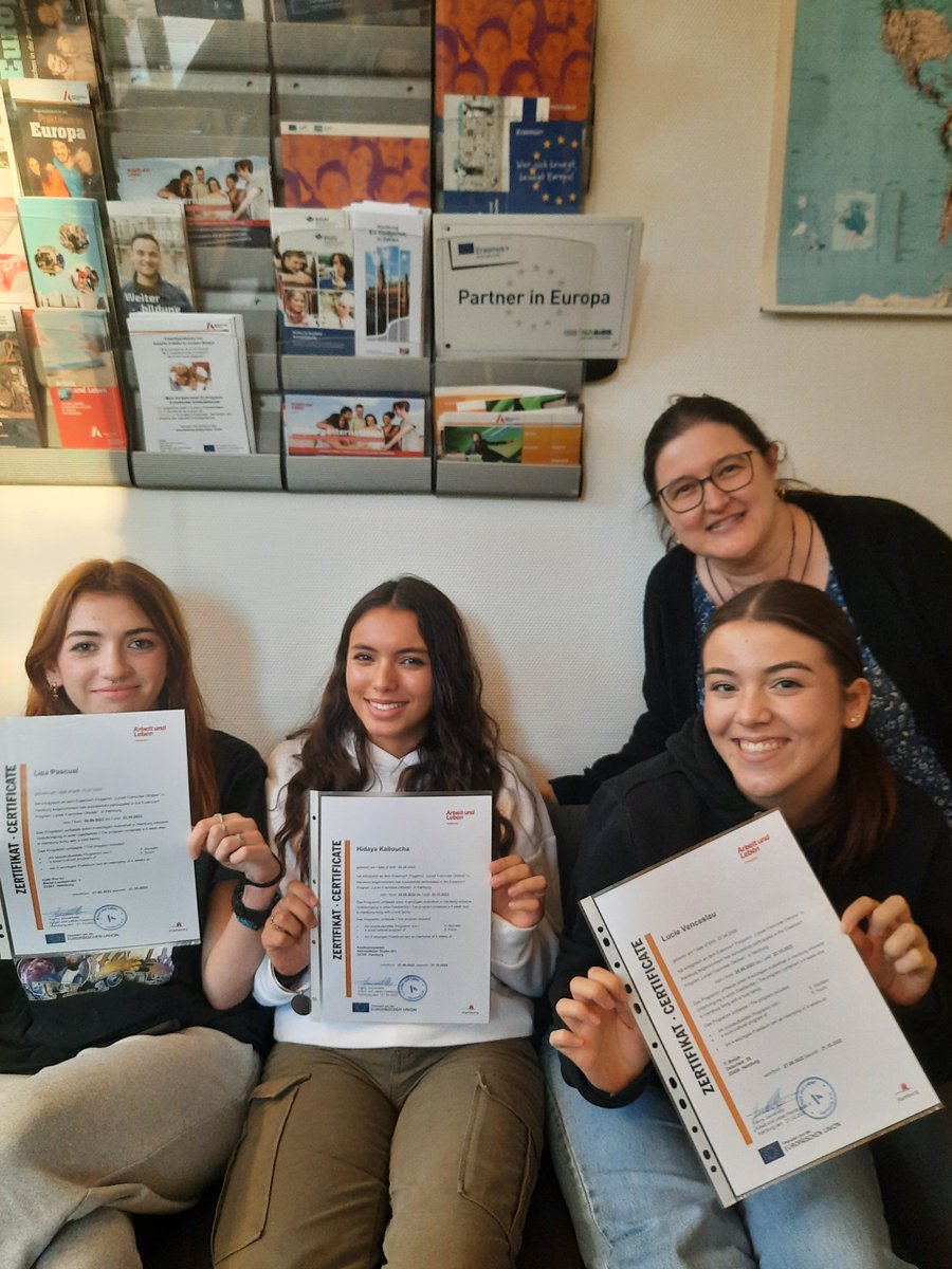 accueilcolloque's tweet photo. Remise des certificats de stage aux élèves de section euro #bacpro Métiers de l’accueil @LpoFrancoise en #mobilité #ErasmusPlus à Hambourg avec l’association Arbeit und Leben. Merci pour son accueil chaleureux. Bravo aux élèves ! #motivation @actoulouse @SCD31 @ErasmusplusFR https://t.co/PiJigUIbno