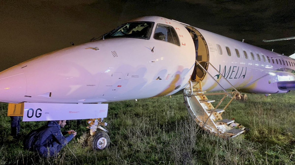 AvSourceNews's tweet photo. #BREAKING #NEWS #DEVELOPING | A flyAmelia Embraer E145 has suffered a runway excursion this evening at Paris Orly Airport, according to the BEA. 

Read more at AviationSource!

https://t.co/j2ttYDzHnR

#flyAmelia #Embraer #E145 #ParisOrly #AvGeek https://t.co/cl3uw8Ukzd