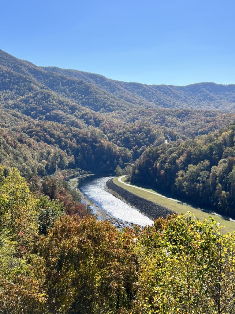 MarcyReads's tweet image. We slayed the dragon! Driving the Tail of the Dragon was so so fun! It’s always a great time with the hubs and these sceneries were just chef’s kiss! Also, how cool is my sweatshirt? 🥰