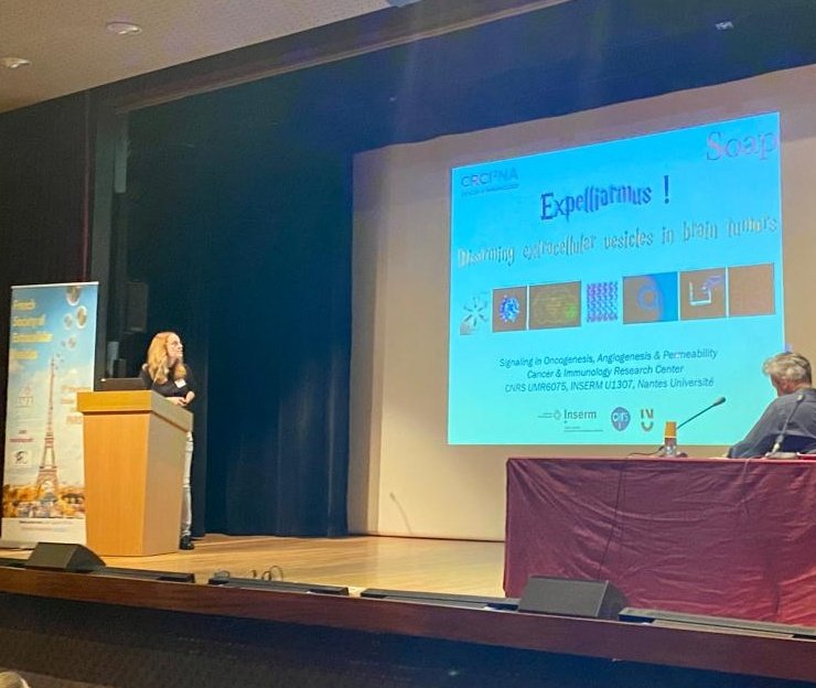 Our invited speaker and board member of the FSEV : Julie Gavard talking about EVs in brain tumors 
#FSEV2022 #meeting #EVs