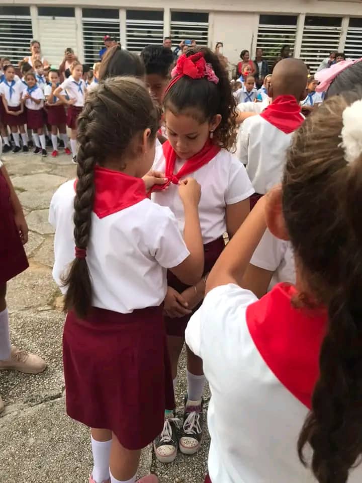 👉 Más de 250 pioneros en #Majagua recibieron en la mañana de hoy el cambio de atributo, uno de los más importantes y hermosos procesos que desarrolla la Organización de Pioneros José Martí en las instituciones educativas cubanas.
#CódigoDeLasFamilias 
#LatirAvileño