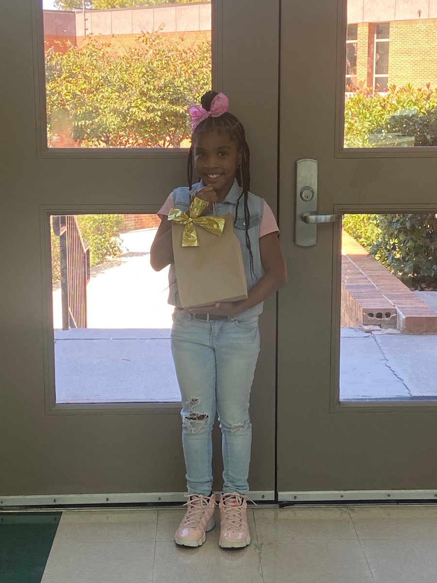 MsLFrazier's tweet photo. We sent a student home with a gift for her mom for participating in the universal screener and winning the raffle. Congratulations mom (and thank you to every parent who completed the BASC-3 BESS survey!) @CounselorLady08 @PrincipalK_APS @AP_Fagan  @apssocialworker @APSBoydES https://t.co/2qlYt7xENG