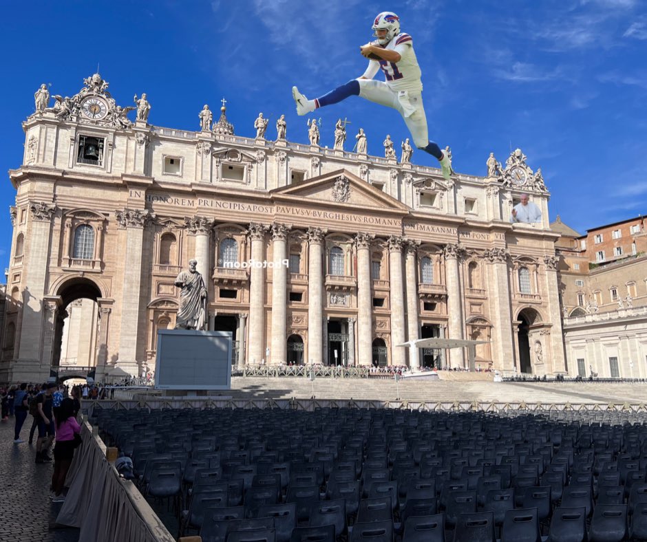 Dawn4472's tweet photo. @BuffaloBills The Vatican. Even The Pope is waving to Josh! https://t.co/nSU7hVshQM