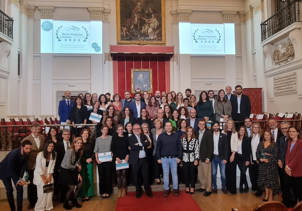 🎓 Hemos repartido 46 #BecasSEOM22 de investigación en cáncer con una dotación económica de 1,2 millones de euros. ¡Enhorabuena a todos los becados! #SEOM22