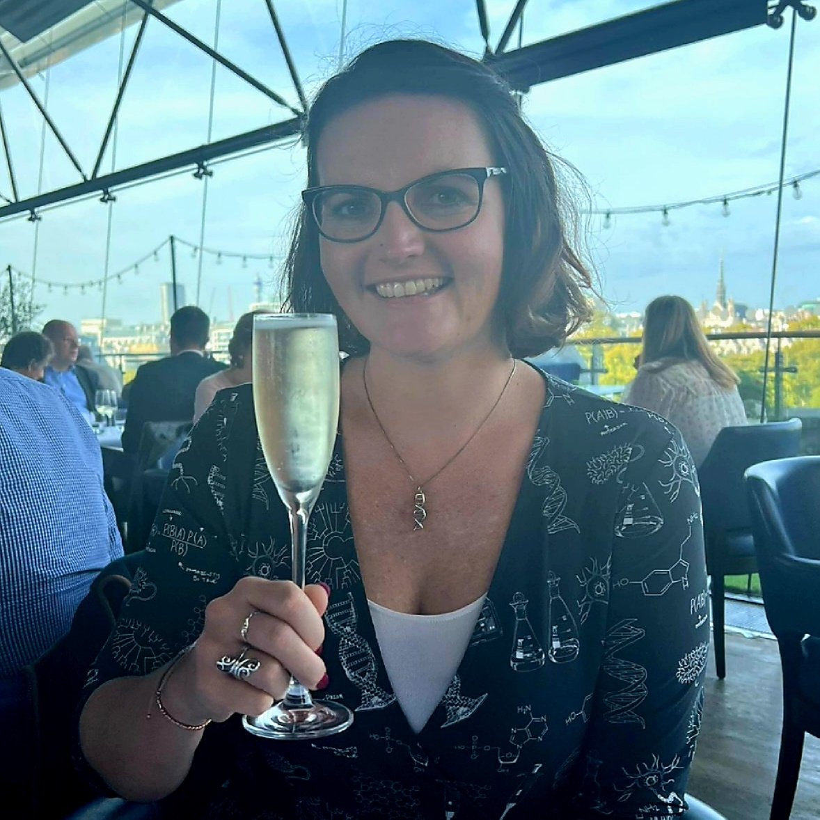 I'm #PhinallyDone! 🍾🥂🧬🎓
Yesterday I successfully defended my #PhD in #ForensicMetagenomics.

A huge thank you to my supervisors <a href="/Synded/">Denise Syndercombe</a> &amp; <a href="/BallardDJ/">David Ballard</a>, my examiners Alex &amp; @Bluelle79 &amp; of course my fabulous family &amp; friends! 💙

<a href="/KingsForensics/">King's Forensics</a> <a href="/KingsCollegeLon/">King's College London</a> #ForensicScience
