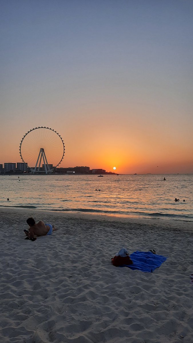 You'll expect more sunset pics from the same spot! 😅 #winteriscoming #myDubai #Dubailife #beachday #sunset #sunsetlovers #TheBeach #DubaiEye