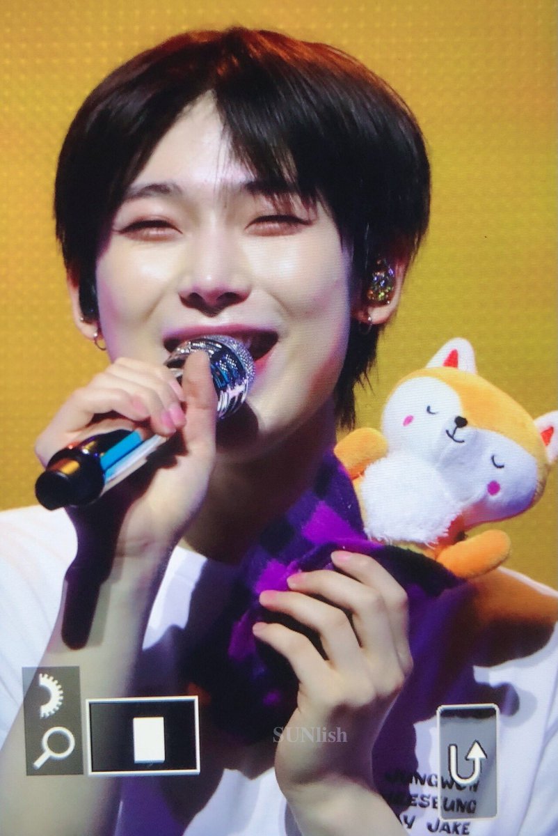 미투 내내 자기 닮은 여우인형 받고 다닌거 너무너무 사랑스러워떠..