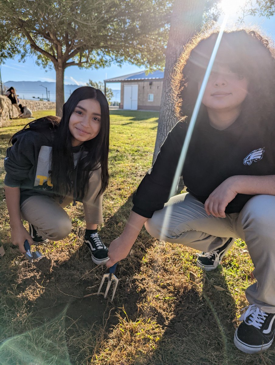RiversideEleme3's tweet photo. Science is cool at RSE๐คStudents dig up last year's trash. Guess what they found?...non-degradable plastic! YUCK!#sciencebuddies, #gisd https://t.co/KprSTWmvG9