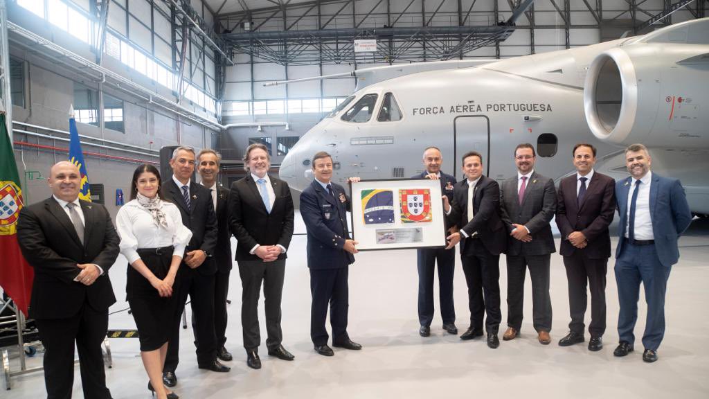 JBOSCO_JR's tweet photo. Certos dias são especiais em nossas vidas - hoje foi um deles. Sinto enorme honra e alegria em apresentar o primeiro KC-390 Millennium à Força Aérea em Beja, Portugal! Parabéns a todos os que contribuíram para este marco para o Programa, e muito obrigado a #FAP https://t.co/joyF18mcs0
