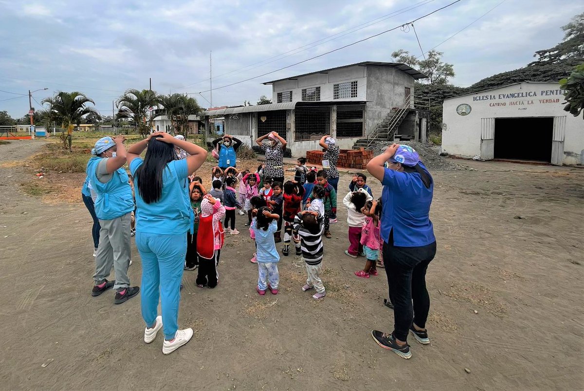 DPS_LosRios's tweet photo. #Yaguachi | Personal del Centro de Salud Vuelta Larga efectúan ejercicio de evacuación ante posibles eventos naturales adversos, con infantes del Centro de Desarrollo Infantil (CDI) San Fernando. 

#JuntosPorLaSalud https://t.co/VUIw3y8NUd