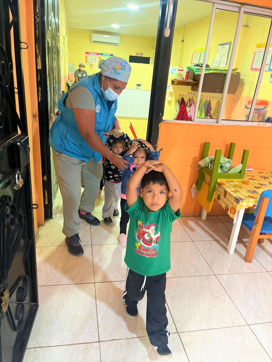DPS_LosRios's tweet photo. #Yaguachi | Personal del Centro de Salud Vuelta Larga efectúan ejercicio de evacuación ante posibles eventos naturales adversos, con infantes del Centro de Desarrollo Infantil (CDI) San Fernando. 

#JuntosPorLaSalud https://t.co/VUIw3y8NUd