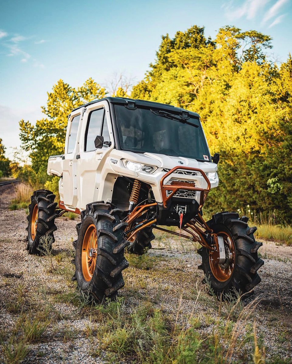 superatvtweet's tweet photo. 😍 This @CanAm #Defender #LonestarEdition is crazy clean! 🔥 Sittin’ on an #SATV 8” #GDP portal gear lift, #RhinoAxles, &amp; so much more! 🔑: @railmoneys ⚙️ #GearDrivenPerformance 
#superatv #satvnation #railmoneys #portalgearlift #gdpportals #satvportals #lonestar #mudding #4wheel https://t.co/BSiY3sHzhP