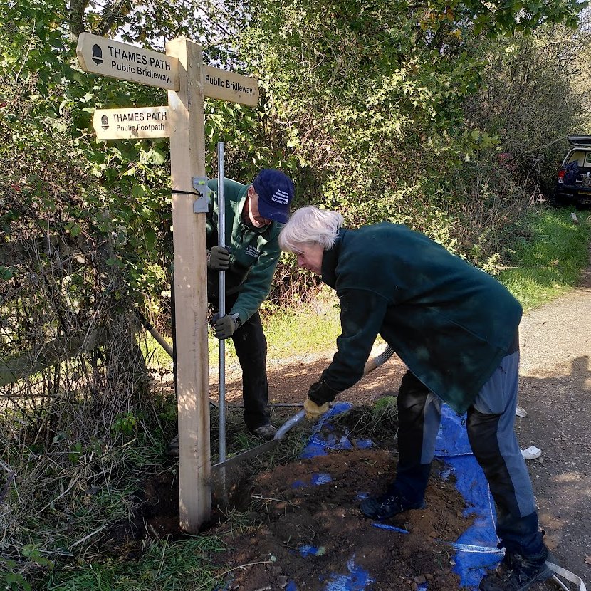 #Volunteers Ian and Diane fill in the hole to make sure this new fingerpost, made in our workshop, stays firmly in place on the popular bridleway and #ThamesPath at Gatehampton. #fingerpostfriday @OxonWW @GenieNewsOrg @VisitChilterns @NatTrailsUK @NationalTrails