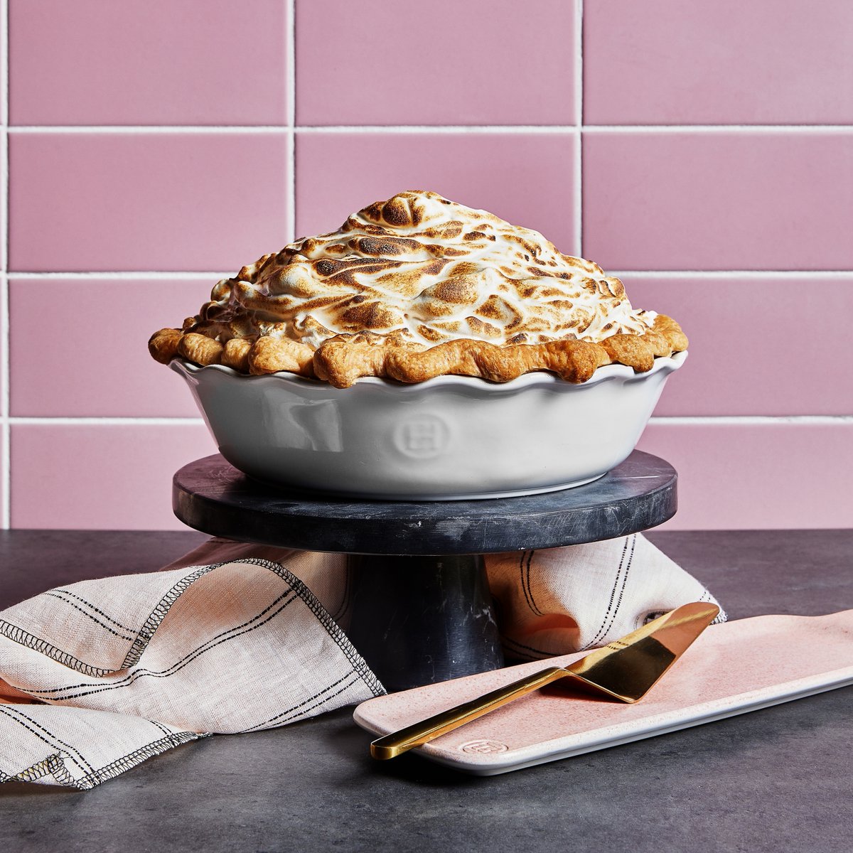 LocalRoot221's tweet image. Oven, microwave, freezer, and dishwasher safe, Emile Henry Pie Dishes are perfect for sweet and savory pies, gratins, crumbles, and cobblers!⁠
⁠
Shop Emile Henry Pie Dishes: l8r.it/m9zg
.
.
.
#localroot #kitchenstore #emilehenry #piedish #pie #ceramic  #madeinfrance