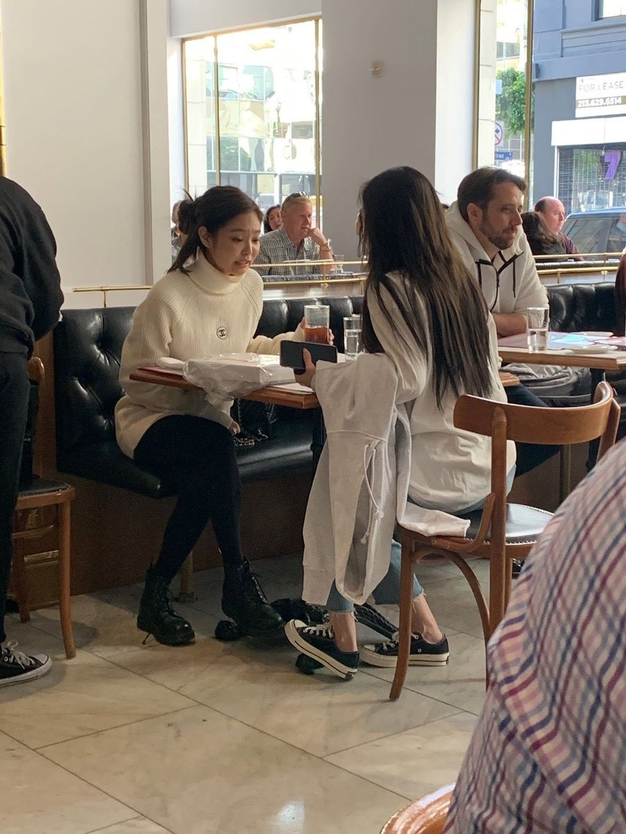 kpopsapphic's tweet photo. Jennie and Irene fighting over who pays the bill https://t.co/dELX8H0f8U