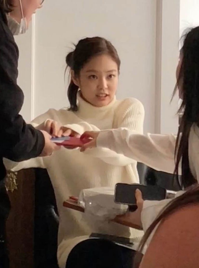 kpopsapphic's tweet photo. Jennie and Irene fighting over who pays the bill https://t.co/dELX8H0f8U