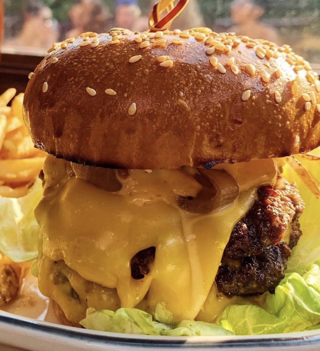 As the weather gets cooler, make sure to order the best burger in the city for delivery!
Double-stacked patties, cheese, pickles and our house made special sauce. Check your favorite apps for availability!
#GeeBurgerNow