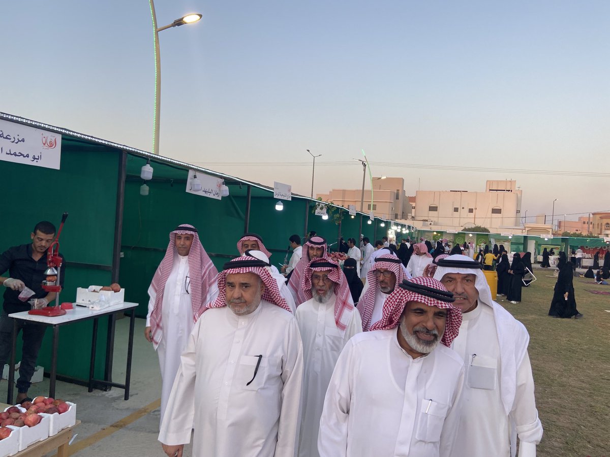 Kwahhabi's tweet photo. اليوم الخميس مع مجموعة من الزملاء في ثانوية المفرق زرنا مهرجان الرمان السادس في مركز الشيحية التابع لمحافظة البكيرية شكراً للقائمين على المهرجان على حفاوة الاستقبال وعلى المهرجان الرائع وشكراً لزميلنا الاستاذ علي الغانم على الدعوة الكريمة وكرم الضيافه . https://t.co/HKiIdmMPs7