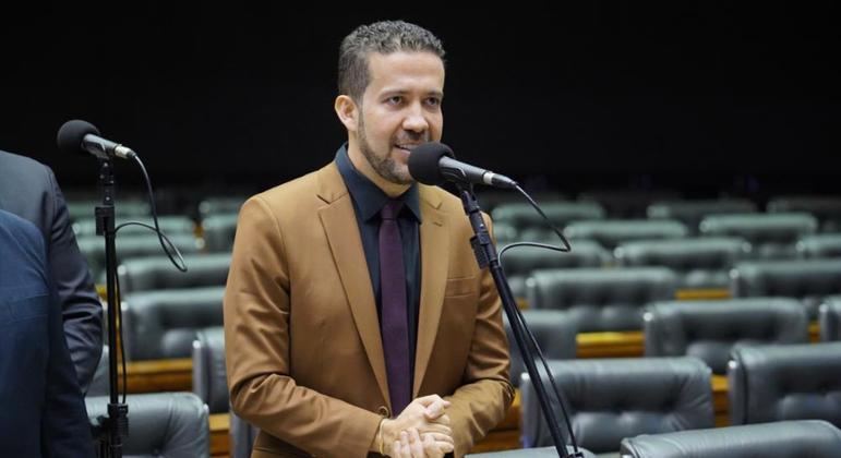 portalR7's tweet photo. Partido de Bolsonaro, PL pede cassação do deputado André Janones. Sigla alega que parlamentar apoiador de Lula usa as redes sociais para espalhar fake news contra o atual presidente:

https://t.co/35kJxHCfUE #R7 #PortalR7 https://t.co/Bp9HFfdZNT