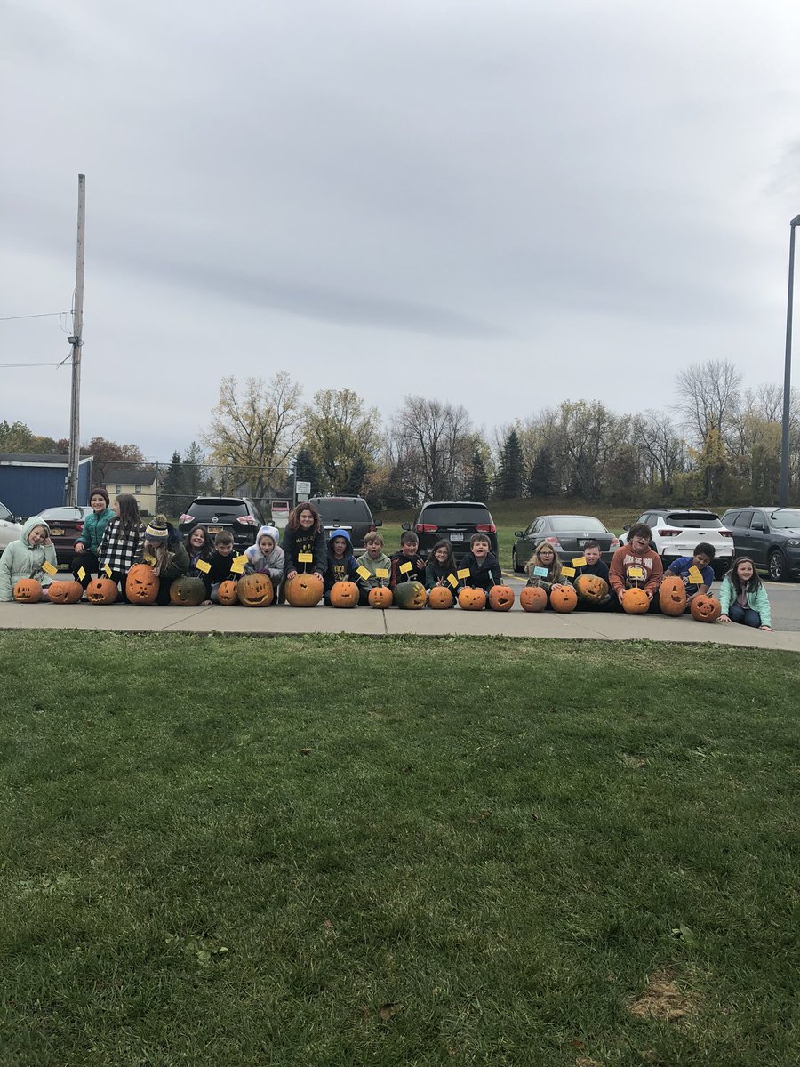 mrssmithMW's tweet image. We had a BLAST carving pumpkins today with the FFA!  Thank you to everyone who helped make it happen. ❤️🎃