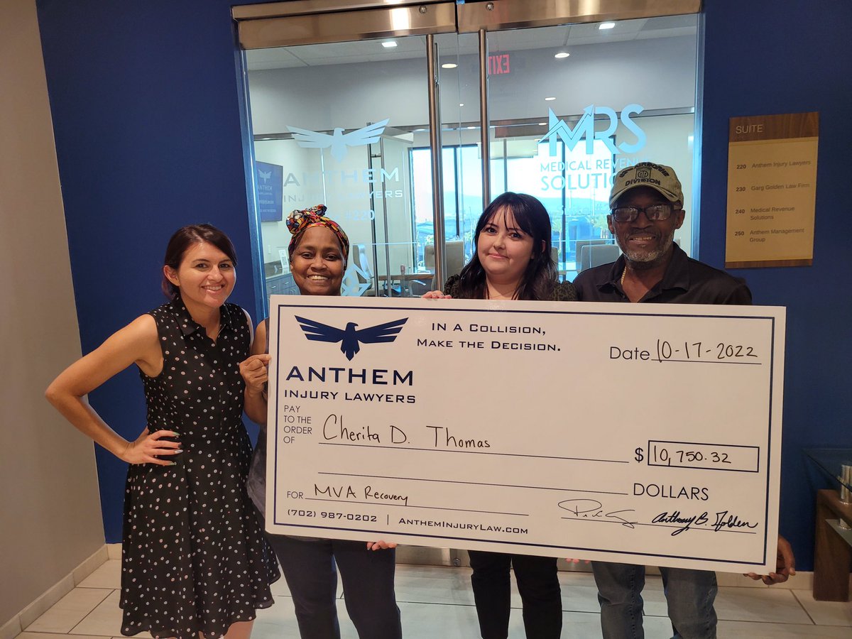 antheminjurylaw's tweet photo. Anthem Injury Lawyers client Cherita Thomas was all smiles when she picked up her check!
#happyclient #helpingclients #client #antheminjurylawyers #personalinjuryattorneys
#clientexperience #freeconsultations #allsmiles #veryhappy #caraccident #inacollision #makethedecision https://t.co/PEKrG2kmxR