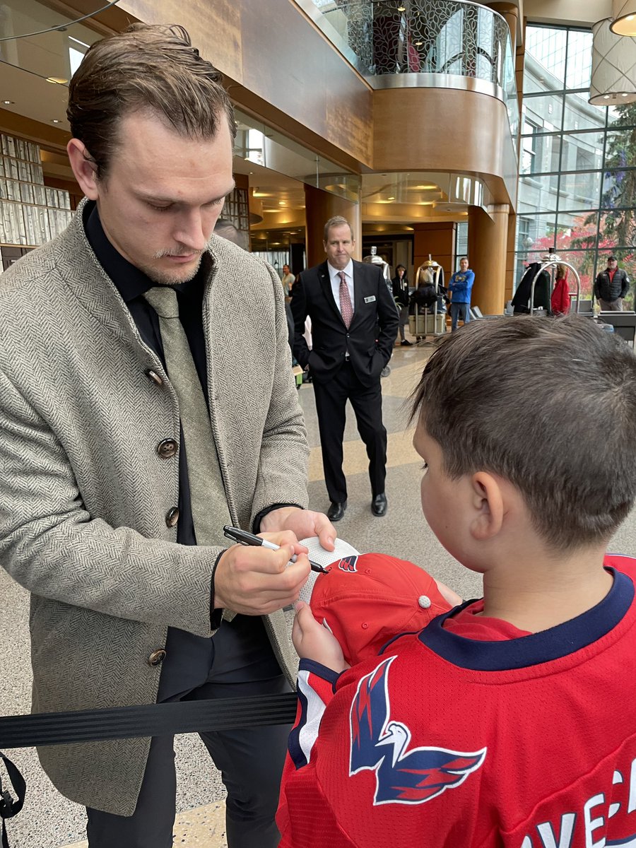 DeannaDuff2's tweet photo. Got a happy kid! @Capitals @BrookstreetOtt @ConorShearysEgo @TJOshie77 @antomantha8 @lellerofficial @DarcyKuemper @GarnetHathaway https://t.co/t81P4qChVk