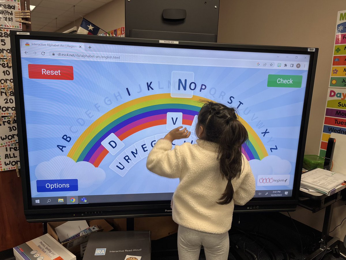 teacherstrong11's tweet photo. #region4 alphabet arc to the rescue. Interactive boards are amazing in the #kindergarten classroom. @cfisd @MRobinsonElem @Region4ESC #nowiknowmyabcs #alphabet https://t.co/Jz4xtSxZbF