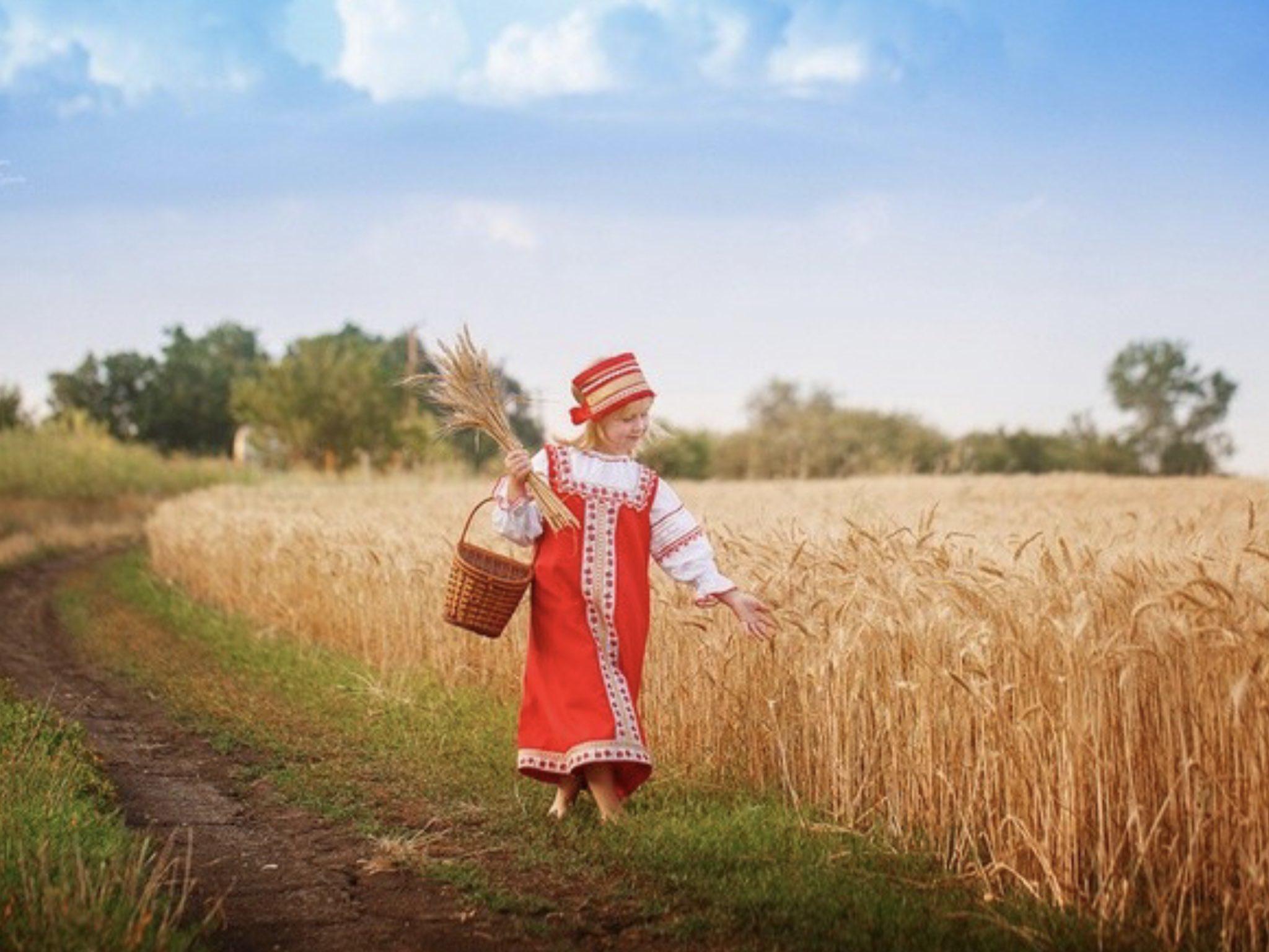 Девушка с хлебом в поле