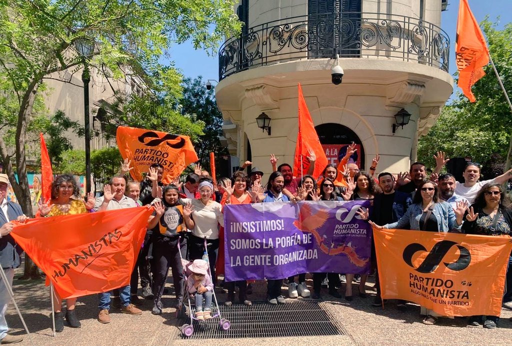 phumanista's tweet photo. Gracias a les más de 1600 personas que se afiliaron al #PartidoHumanista para alcanzar la legalización. 
Somos la porfía de la gente organizada, queremos democracia directa y el fin del modelo neoliberal. 
¡¡Libertarios, no violentos, volvemos al intento!!
#Insistimos https://t.co/8rHzh2rgFu