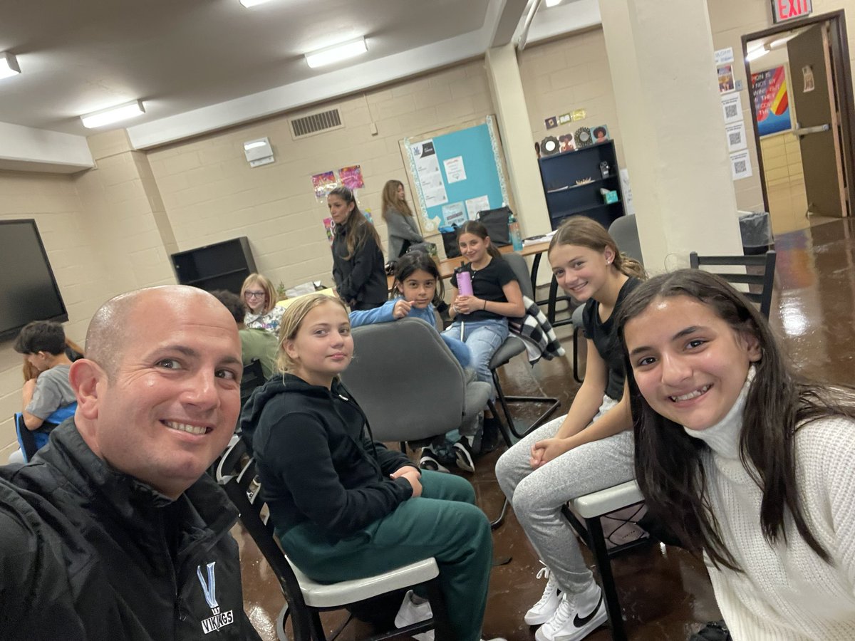 VinVerdig7's tweet photo. Strategies on being an effective listeners while introducing circle work to our 6th graders #studentwellnesscenter #proudtobeanIS7viking @FollowCSA @DrMarionWilson @CSD31SI @WhyMsDunn #DunnsaRockstar! https://t.co/3BNNRRw8yB