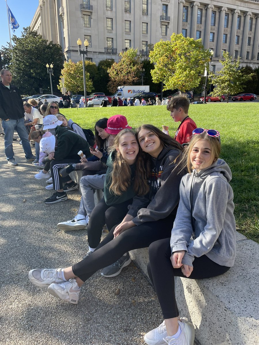 wilch_beth's tweet photo. Waiting in line to see the Declaration, US Constitution, and Bill of Rights. #bus4fun @KarrerMS https://t.co/9ZLMDFyymF