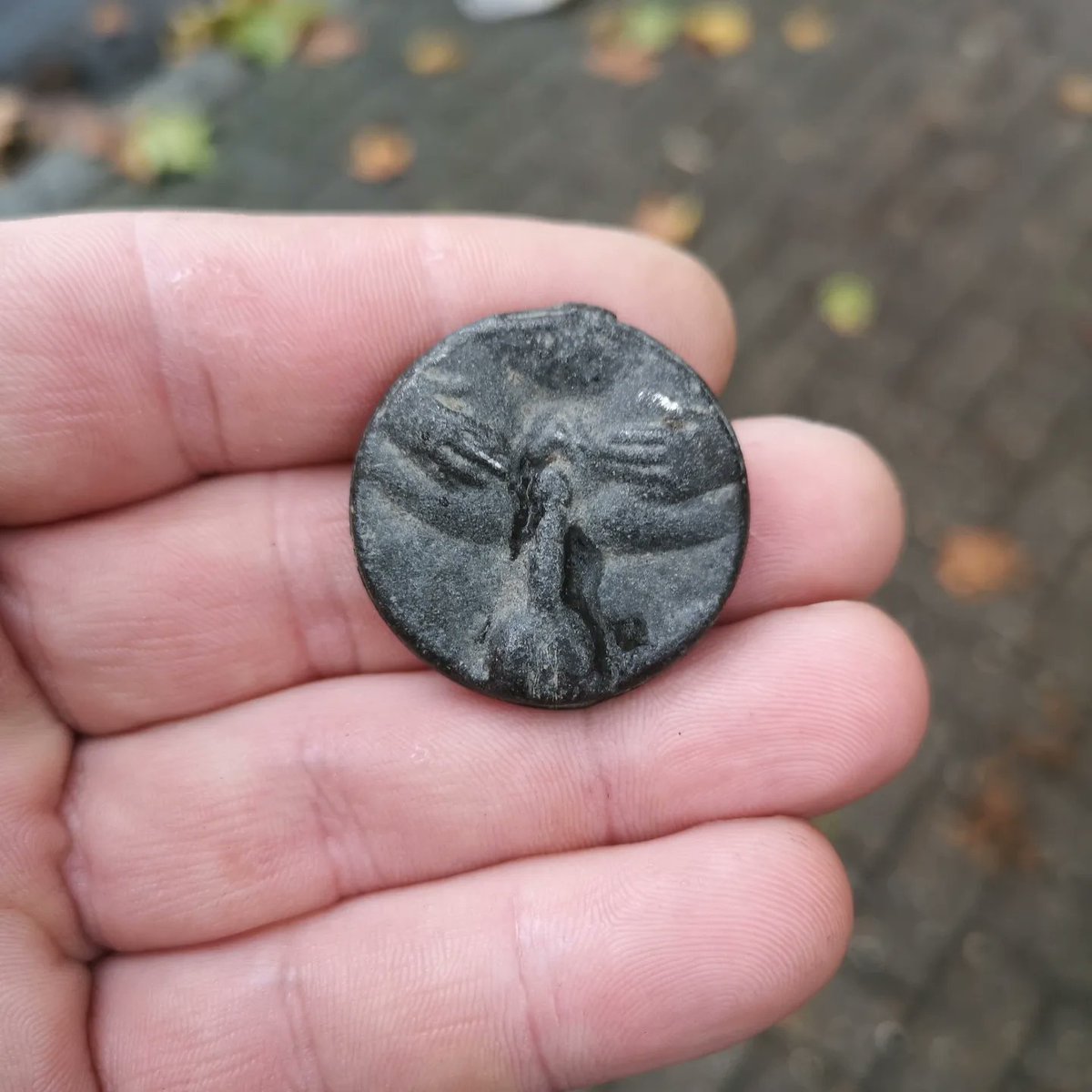 ManiekGolden's tweet photo. Mudlarking finds #wykrywacz #history #museum #thames #mudlark #mudlarking #YouTube #goldenmaniek #goldring #passion #hobby #wykrywacz #xpdeus #metaldetecting #hammeretcoin #ameizing #Odyn #goldring #weding #instagrampolska #celticgold #extremely #silver #watch https://t.co/97PzJxeFoe