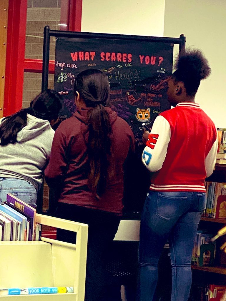 Katy_JHLibrary's tweet image. What scares you? Our Tigers are really enjoying this station. 🤩🐯❤️📚#kjhtigersread #passiveprogramming