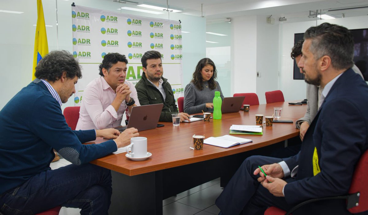 ADR_Colombia's tweet photo. También abordamos el Convenio Agrocadenas del @MinAgricultura, en búsqueda de llevar tecnología de punta a la producción agroindustrial del país, para ir más allá del nivel primario y abordar el de transformación. https://t.co/u5qHIUa37z