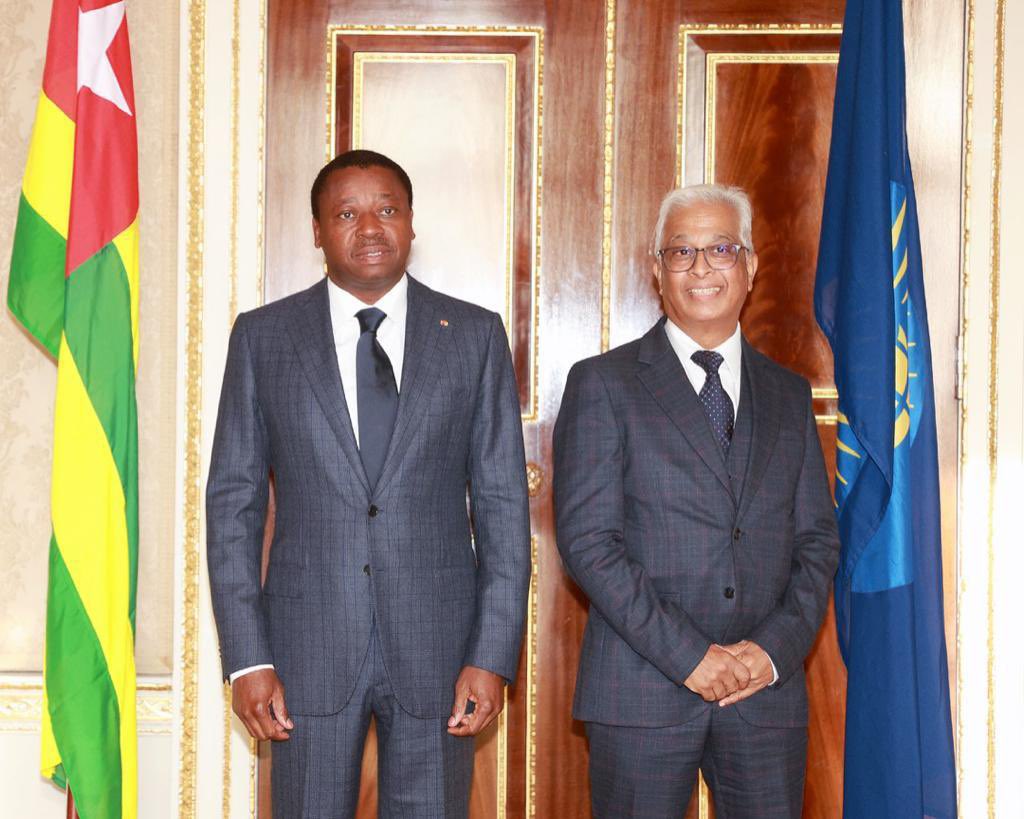 FEGnassingbe's tweet photo. Le drapeau du #Togo s’est élevé ce jour aux côtés de ceux des autres membres du Commonwealth à #Londres.

Au nom du peuple togolais et en mon nom personnel, je remercie la grande famille du #Commonwealth pour l'accueil chaleureux réservé à notre pays.

#TogoFlagRaising https://t.co/6chOACJAVR