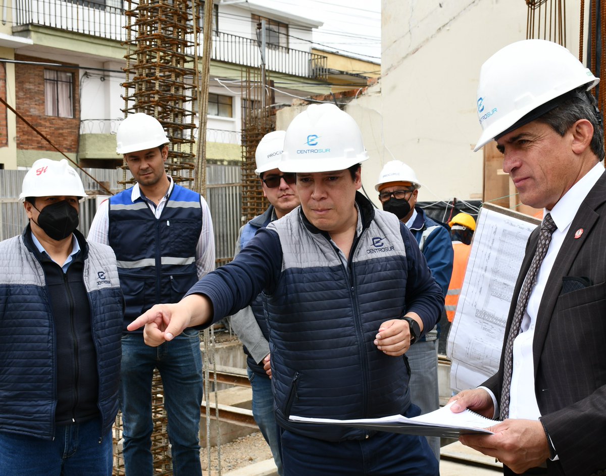 centrosurec's tweet photo. ✅ Hoy, el presidente ejecutivo, @titotorress, visitó la Subestación Nro. 1 - Luis Cordero⚡, con el propósito de observar el avance de la obra 🏗 de modernización que se lleva a cabo, con una inversión de USD 1 995 000. 👍🏻
La obra actualmente cuenta con un avance del 30 %. https://t.co/NVJdJE4hKz
