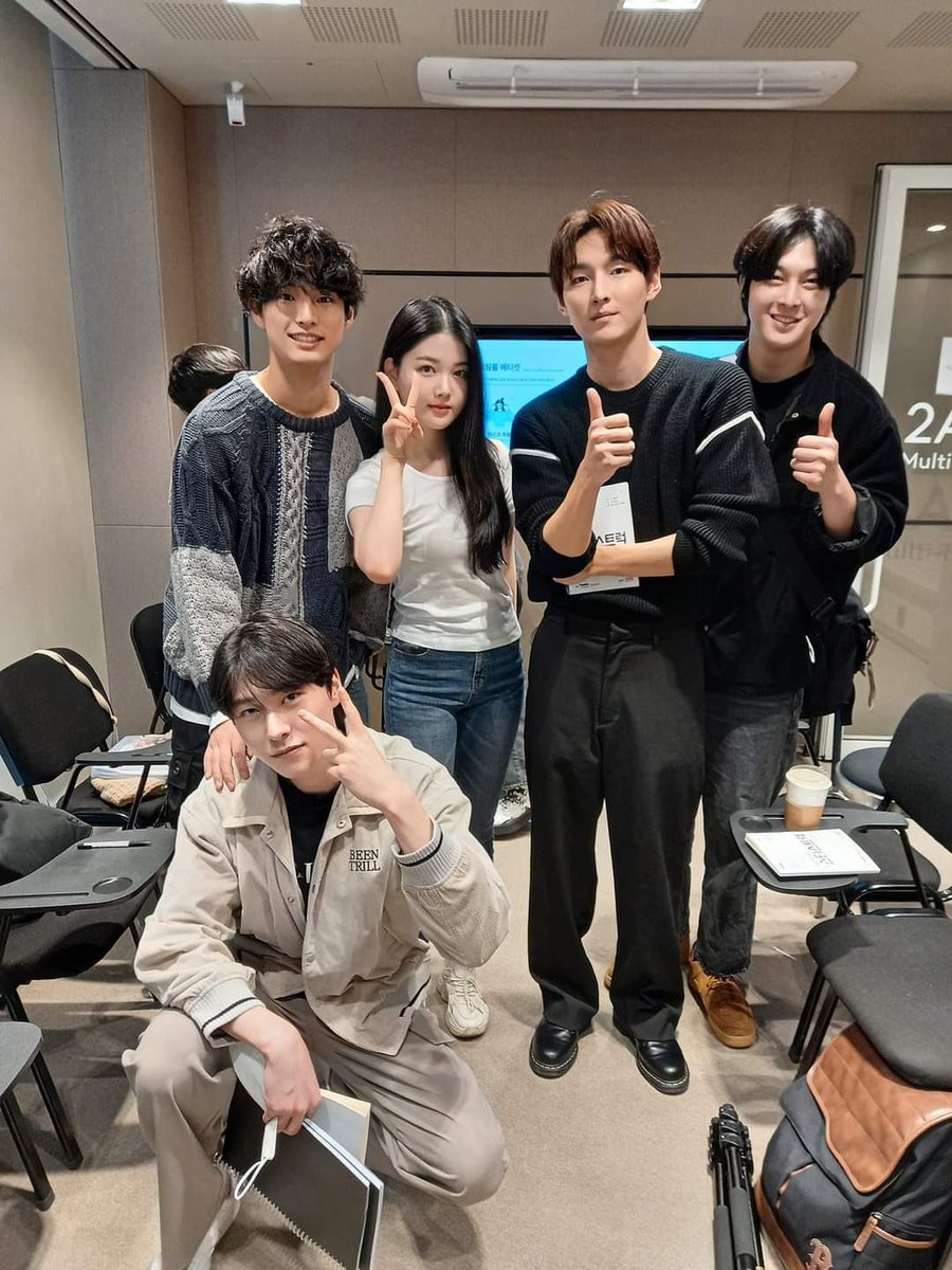 raikantopinico's tweet photo. [📰] ¡#ZUHO del grupo #SF9 estará en el elenco del BL #Starstruck!

Aquí lo vemos con el guión de la serie 👀

¡Ya comenzaron las grabaciones de esta historia sobre 2 chicos quienes descubren que sus sentimientos van más allá de la amistad!

#스타스트럭 https://t.co/Qt9r5vdgTZ