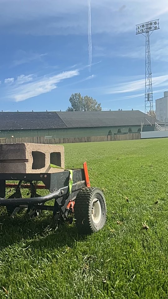 ColeFlick21's tweet image. Putting the field to bed. A visit from @bauerturf with seed from @RamyTurf. Double cut double aeration. Seed and sand topdress tomorrow in #DAZZEL @MBAState2023