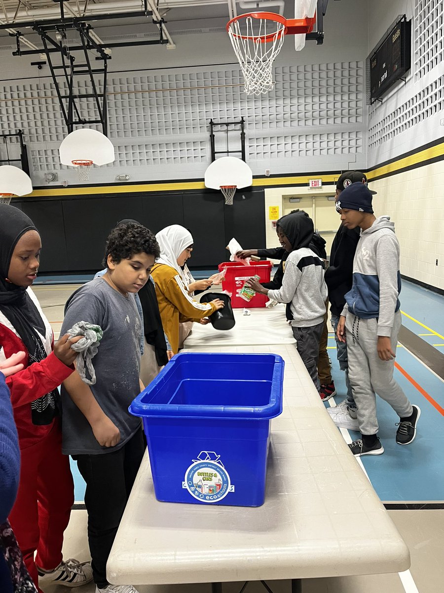 Mrs_hamzology's tweet photo. @BegleyBroncos1 learning all about waste and what needs to be recycled. @energykath https://t.co/dzEHQ1SY87
