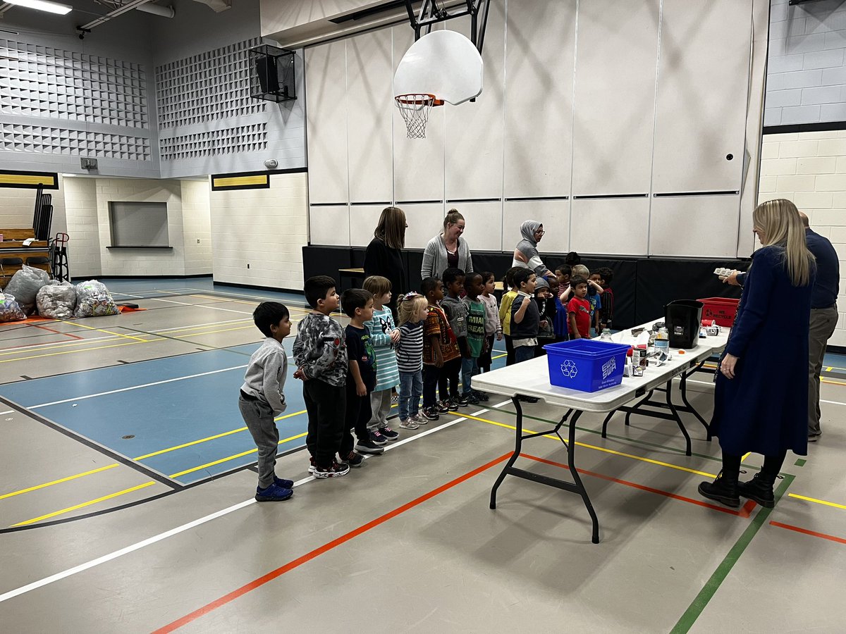 Mrs_hamzology's tweet photo. @BegleyBroncos1 learning all about waste and what needs to be recycled. @energykath https://t.co/dzEHQ1SY87