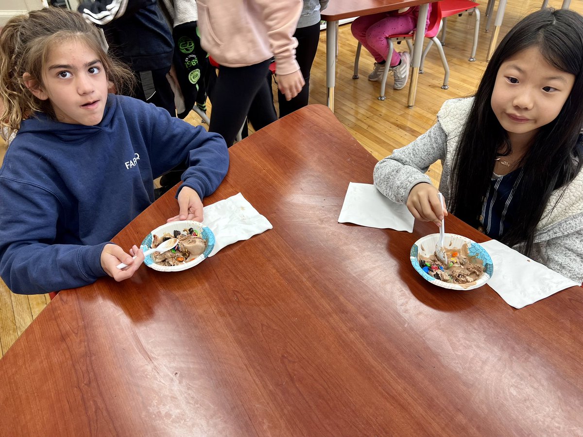 MsFarrey5F's tweet photo. 5th graders enjoying their hard-earned ice cream sundae bar for successfully completing the 50 States Challenge and placing all the states on a blank map of the U.S.!! #5thgrade https://t.co/wn0gEk05oN