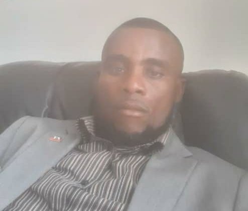 EscaleShow's tweet photo. Youn nan vedèt Emisyon politik Gran lakou nan Radyo Lebon Fm ta sanble pote Disparèt jou kite Madi 18oktòb 2022 an,Nap mande nenpòt Moun ki Ta Wè kolèg sa fè fanmi l konsa ou radyo a.E nap mande Respè pou La presse nan Sid peyia sitou nan vil okay. https://t.co/kcFhpLeg6x